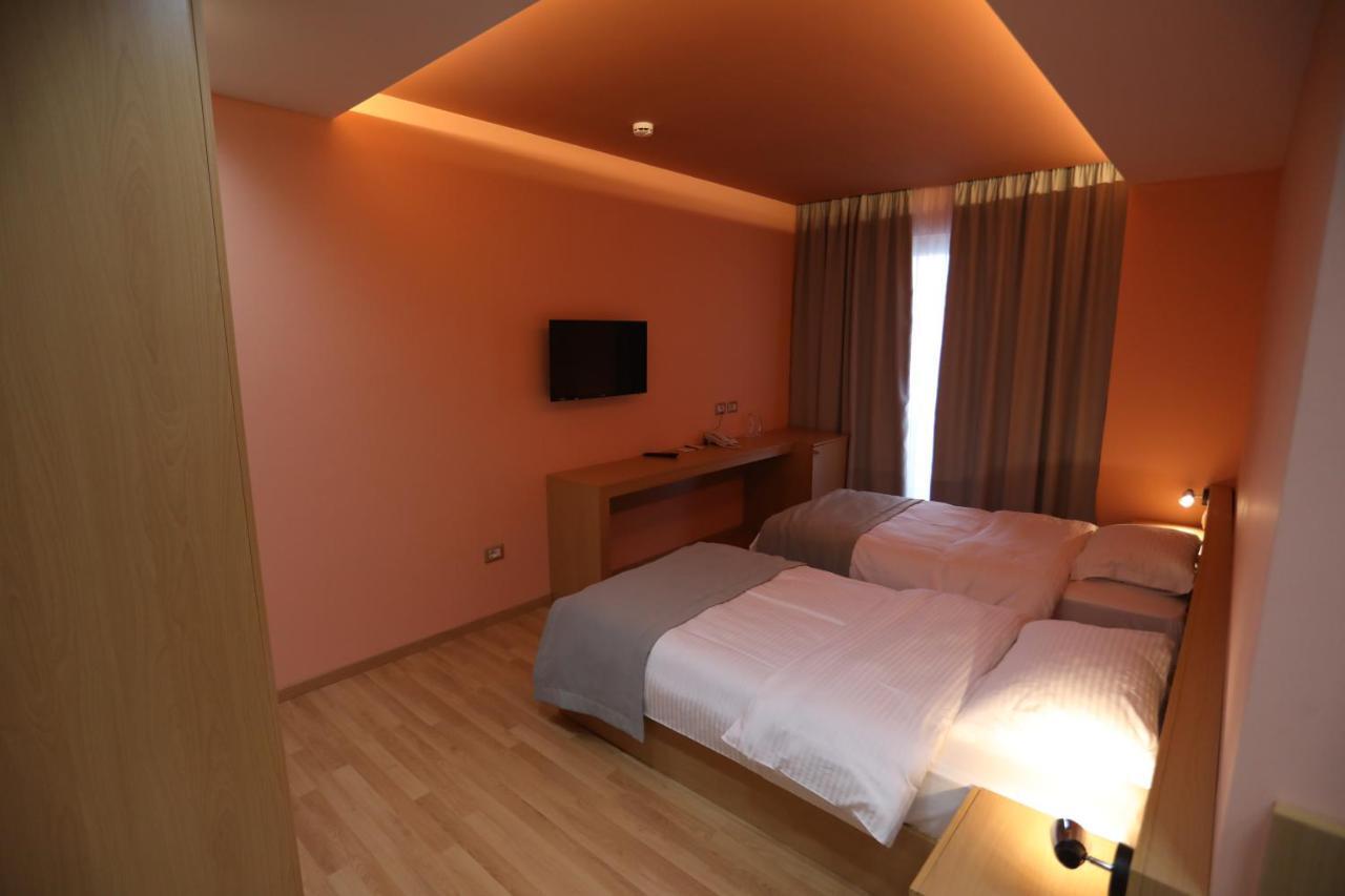 Hotel Elite Pogradec Esterno foto